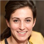 Studentessa universitaria offre aiuto compiti ai bambini delle elementari